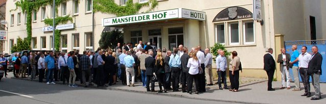 Bild: Vor Beginn der Wahl eines neuen AfD-Landesvorstandes mussten s&auml;mtliche Parteitagsteilnehmer den Saal verlassen, damit beim Hineingehen jeder Teilnehmer seine pers&ouml;nlichen Wahlunterlagen entgegennehmen und noch einmal die Gesamt-Teilnehmerzahl festgestellt werden konnte.