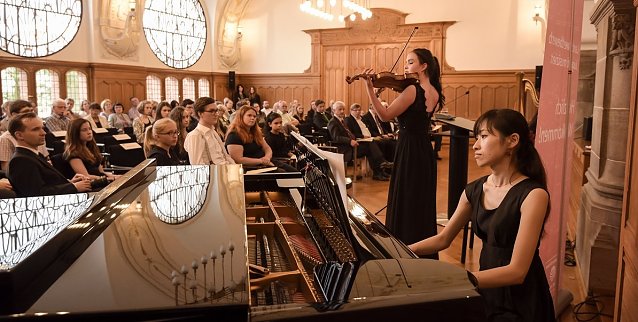 Bild: Die sachsen-anhaltischen Bundessieger beim Wettbewerb Jugend musiziert wurden im Ludwig-Wucherer-Saal der IHK-Halle-Dessau geehrt. Die Violinistin Hilde Jentsch (13) aus Schkopau hat einen ersten Platz belegt und beeindruckte das Publikum, am Fl&uuml;gel begleitet von Miho Oki.