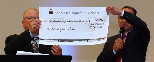 Bild: Die Sparkasse zeigte sich den Selbsthilfegruppen gegen&uuml;ber gewohnt gro&szlig;z&uuml;gig: Sie spendete zur Benefizgala 1.599 Euro.