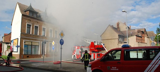 Bild: Egal, ob am Boden oder auf der Leiter: Diese M&auml;nner sind hart im Nehmen. Oder, wie es Hettstedts B&uuml;rgermeister Danny Kavalier mal sagte: "Wo andere Menschen - v&ouml;llig zu Recht - raus gehen, gehen die Feuerwehrm&auml;nner rein."