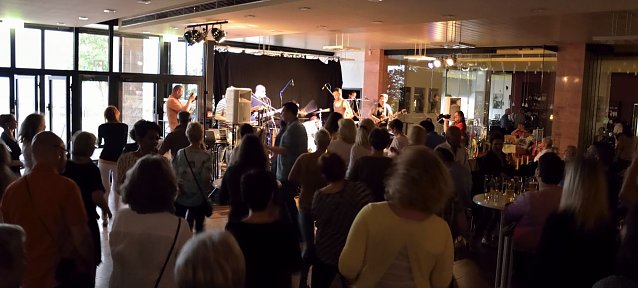 Bild: Das Publikum lie&szlig; sich nicht lange bitten mitzutanzen beim Konzert von La Cuneta Son Machine.