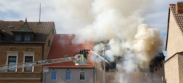 Bild: Mehrere Feuerwehren Hettstedts und umliegender Orte waren am 30. Mai beim L&ouml;schen des brennenden Hauses im Einsatz. Die Drehleiter geh&ouml;rt zur Freiwilligen Feuerwehr Hettstedt. 