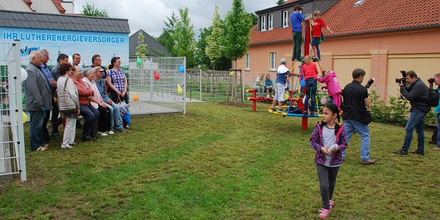 Bild: So hat jeder seine Aufgabe: Die Fotografen fotografieren, die Kinder klettern und die Betagteren ruhen sich aus.