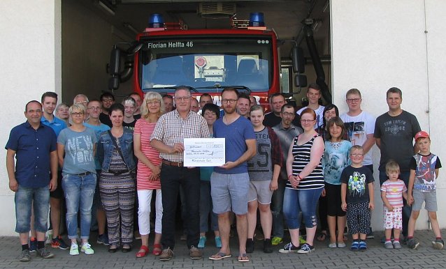Bild: Eine Geste des Anstands und der Dankbarkeit: Familie Zech, die ein K&uuml;chenstudio betreibt, sagte den engagierten Kameradinnen und Kameraden der Freiwilligen Feuerwehr Helfta f&uuml;r ihre gro&szlig;e Einsatzbereitschaft und Hilfe mit einer Spende Danke.