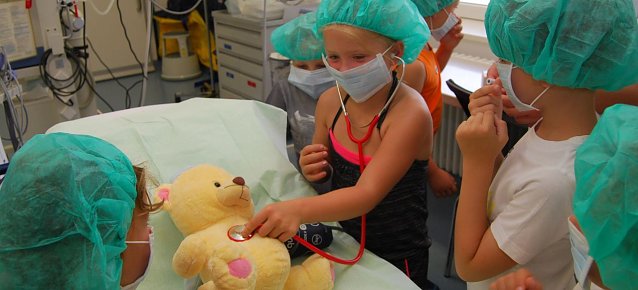 Bild: Wichtige Handlung beim Untersuchen eines Patienten: das Abhorchen.