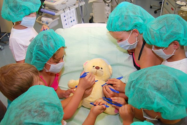 Bild: Der Teddy wird operiert.