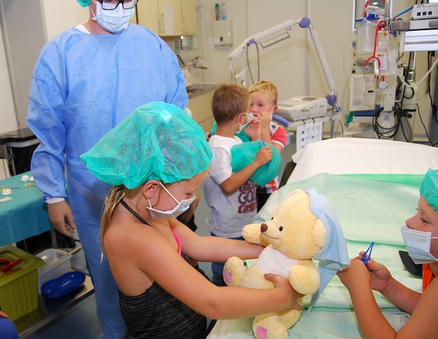 Bild: Operation gelungen, der Teddy strahlt wieder.