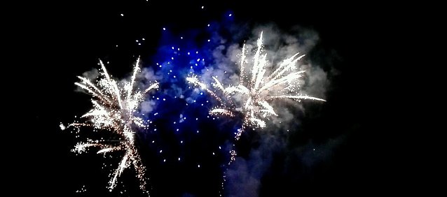 Bild: See in Flammen - Feuerwerk der Extraklasse &uuml;ber Kelbra