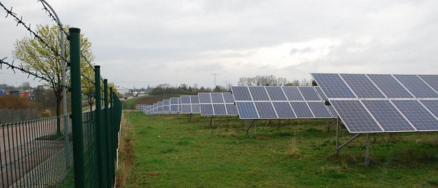 Bild: Stacheldraht und Tristesse kennzeichnen den Solarpark bei H&uuml;bitz. Die Stadt Gerbstedt, zu der H&uuml;bitz geh&ouml;rt, hat mit dieser Anlage aber offenbar Blut geleckt und will mehr davon.