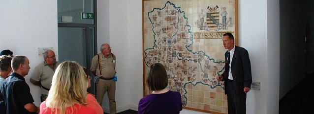 Bild: Im Landtag erkl&auml;rt Ulrich Grimm von der Besucherbetreuung eine Sachsen-Anhalt-Karte von 1947, auf der noch Teile Sachsens zu sehen sind. Mit Aufl&ouml;sung des Landes 1952 kamen Bezirke, mit Neugr&uuml;ndung 1990 die heutigen Landesgrenzen.