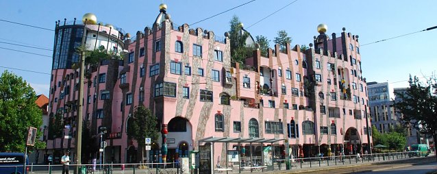 Bild: Die Gr&uuml;ne Zitadelle, ein spektakul&auml;rer Bau nach den Pl&auml;nen von Friedensreich Hundertwasser. Die G&auml;ste aus Hettstedt besichtigten das Haus au&szlig;en und innen.