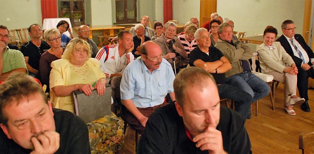 Bild: Etwa 30 Besucher nahmen an der Sitzung im Gerbstedter Ratssaal teil. Dies ist der Augenblick, als "Pro Baum"-Chef Peter Frobel (vorn Mitte) gesagt bekommt, dass er nicht reden d&uuml;rfe, weil er dies nicht zuvor beantragt habe.