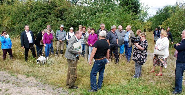 Bild: Vor-Ort-Termin in Thondorf am 11. August 2016. Vorn links Peter Frobel im Gespr&auml;ch mit Hartmut Fricke. F&uuml;r das gro&szlig;e Medieninteresse spricht die Teilnahme mehrerer Fernsehsender, darunter PunkUm-TV aus Hettstedt (vorn rechts).