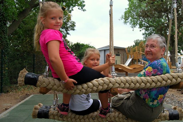 Bild: Kinder und Senioren auf dem Spielplatz