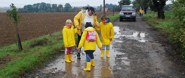 Bild: Mitten durch die Pf&uuml;tze. Ein genialer Spa&szlig; f&uuml;r die Kinder. Und offenkundig auch f&uuml;r Ines Wohlsein, die nicht den mahnenden Finger erhebt, sonder die Tiefe der Pf&uuml;tze misst...