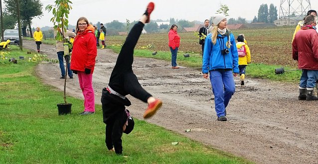 Bild: Hier hat jeder seinen Spa&szlig;. Einer gr&auml;bt, einer guckt, einer schwatzt, einer l&auml;uft, einer schl&auml;gt Rad...