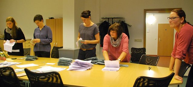 Bild: Ausz&auml;hlung der Briefwahlunterlagen am Sitz der Verbandsgemeinde Mansfelder Grund - Helbra.