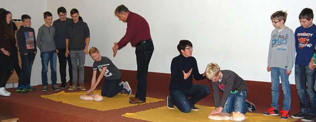 Bild: CA Dr. Pfeifer und O&Auml; K&uuml;hne erkl&auml;rten Herzdruckmassage