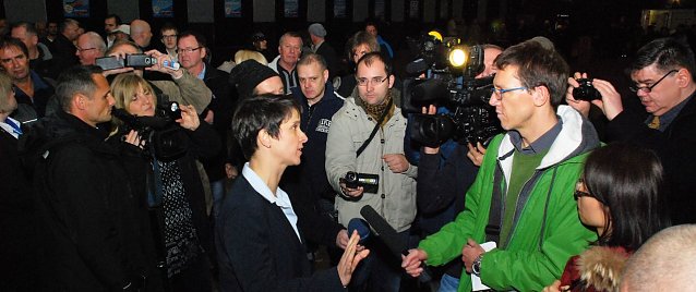 Bild: "Ihre Meinung, Frau Petry!" Ein Team des japanischen Staatsfernsehens interviewt die AfD-Bundesvorsitzende. Jens Diederichs, AfD-Kreisvorsitzender, hatte die Anwesenheit des TV-Teams so kommentiert: "Da wird in Japan nicht nur unsere Bundesvorsitzende Frauke Petry bekannt, sondern auch unsere Mansfelder Wickelschlacke."
