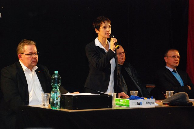 Bild: Gastgeber einer viel besuchten Veranstaltung: Jens Diederichs, Frauke Petry, Robert Farle und Gunter Wakan (v. l.).