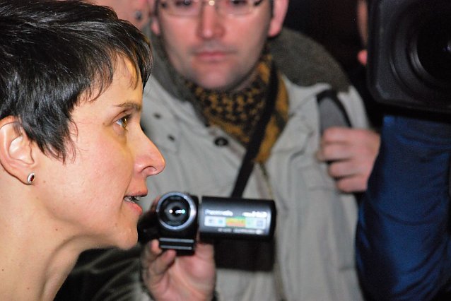 Bild: Frauke Petry im Gespr&auml;ch mit Besuchern der Versammlung. Nach dem offiziellen Teil unterhielt sie sich noch lange mit den Leuten. Darunter waren Menschen aus Helbra oder Sangerhausen ebenso wie welche, die aus anderen Bundesl&auml;ndern angereist waren, um Petry zu erleben.