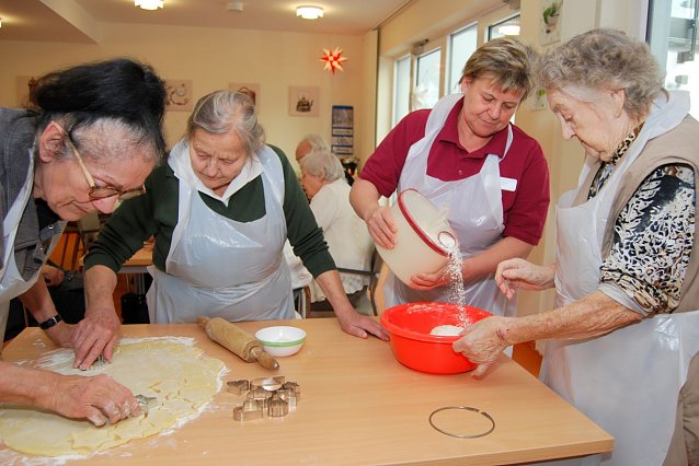 Bild: Eifrig waren sie Senioren beim Backen