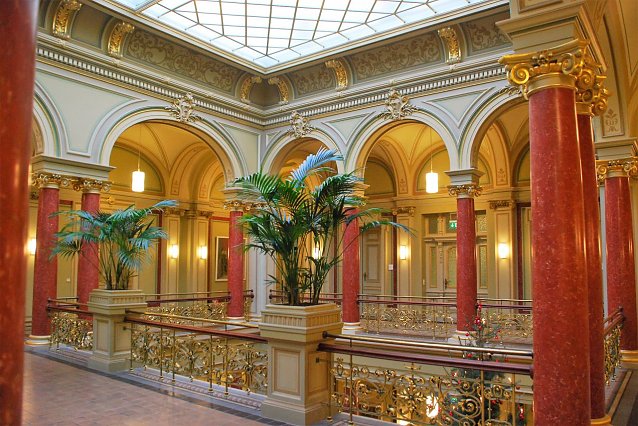 Bild: Im Treppenhaus des Palastes.