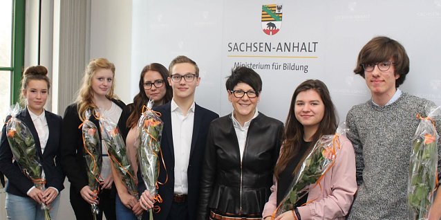 Bild: v.l.n.r.: Selina Gosch, Emily Schieferdecker, Rebekka Irma Grotjohann, Michael Benecke, Staatssekret&auml;rin Edwina Koch-Kupfer, Marcella Pach, Maximilian Wozny 