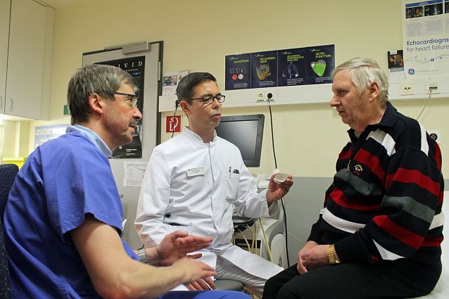 Bild: Drs. M&uuml;ller und Wei&szlig;e sowie Patient Chrapkowski