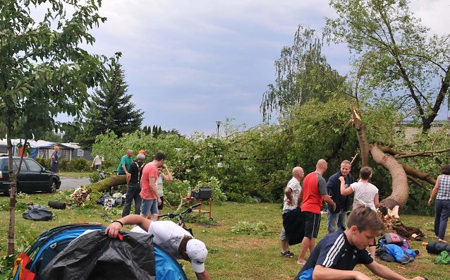 Bild: Windhose &uuml;ber Zeltplatz