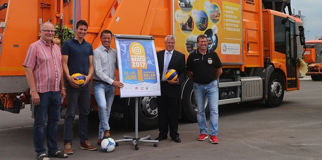 Bild: Die Vorbereitungen f&uuml;r den 10. Stadtwerke-Beach-Cup laufen