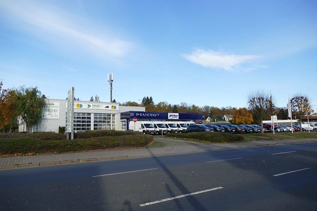Bild: Vor der DEKRA-Niederlassung links wird ein Jeep-Showroom entstehen