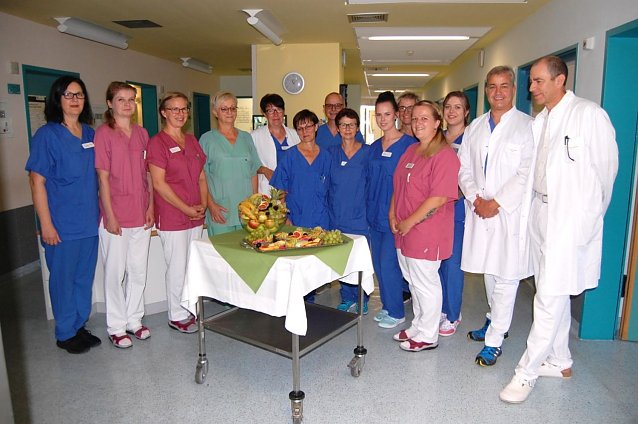 Bild: Dr. med. Frank Sch&ouml;ning gratuliert dem Team der Intensivmedizin 
