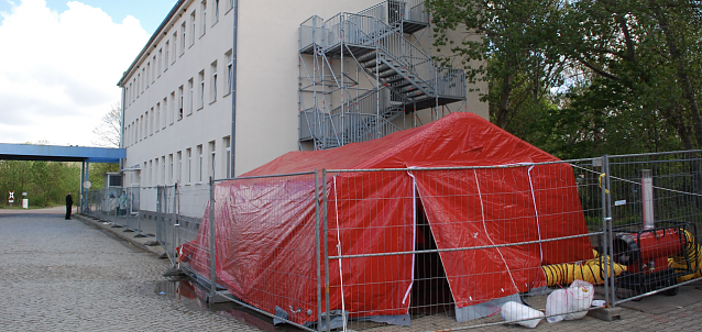 Bild: In diesem Zelt wurden heute die knapp 40 Bewohner und Betreuer der Asylbewerberunterkunft auf Corona untersucht. Die Ergebnisse sollen bereits morgen vorliegen