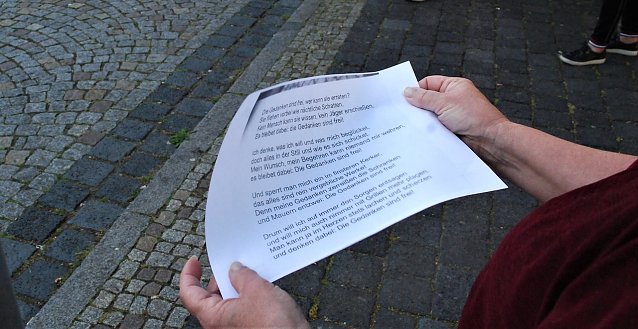Bild: Immer wieder montags ist Chorprobe auf dem Markt. Eingestimmt wird in Die Gedanken sind frei