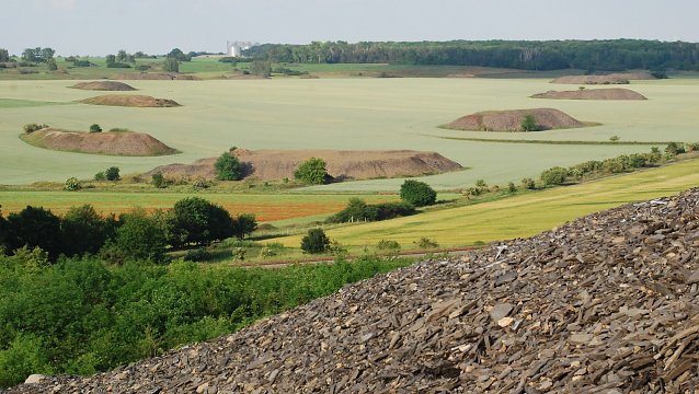 Bild: Die sp&auml;tmittelalterliche Haldenlandschaft bei Hettstedt, vom Eduardschacht aus gesehen.