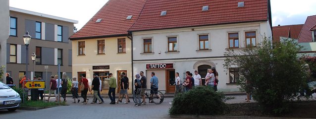 Bild: Zum sechsten Spaziergang kamen wieder Dutzende Interessierte in Hettstedts Innenstadt.