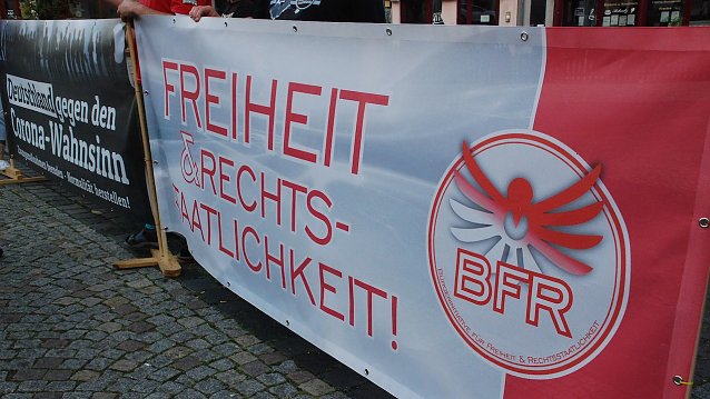 Bild: Eine Initiative protestierte stumm vor dem Hettstedt Rathaus. Deshalb sangen die Spazierg&auml;nger diesmal vor dem Gesch&auml;ft von Fahrradhandel Beyer