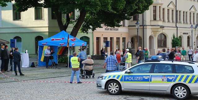 Bild: Die Partei Alternative f&uuml;r Deutschland hatte am Dienstagabend in Hettstedt zu einer Kundgebung eingeladen. Etwa 50 Menschen kamen, lauschten den Reden und applaudierten. Proteste und Gegendemonstrationen blieben aus.