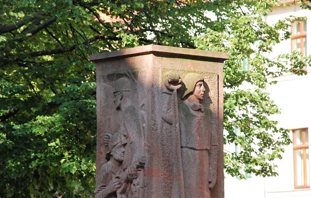 Bild: In Hettstedt sterben Traditionen: erst der Bergbau, dann die Verh&uuml;ttung, nun der Ratskeller. Das Foto zeigt das Bergbaudenkmal gegen&uuml;ber dem Rathaus.