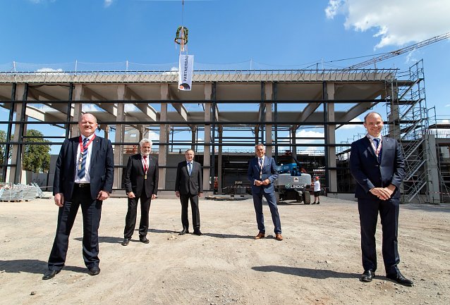 Bild: Richtfest f&uuml;r die neue Dampflokwerkstatt in Wernigerode (v. l. n. r.): Sachsen-Anhalts Verkehrsminister Thomas Webel, Sachsen-Anhalts Wirtschaftsminister Prof. Dr. Armin Willingmann, HSB- Gesch&auml;ftsf&uuml;hrer Matthias Wagener, Wernigerodes Oberb&uuml;rgermeister Peter Gaffert und Staatssekret&auml;r Torsten Weil vom Th&uuml;ringer Ministerium f&uuml;r Infrastruktur und Landwirtschaft