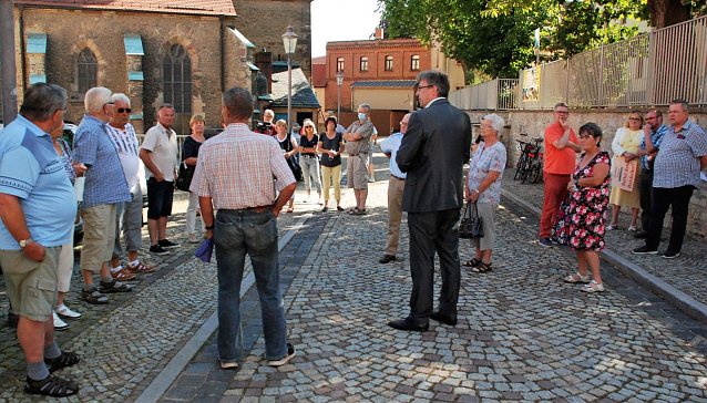 Bild: B&uuml;rgermeister Dirk Fuhlert (FBM; vorn Mitte) erkl&auml;rte den Teilnehmern der Kundgebung der Freien W&auml;hler, dass sie in der Sitzung des Stadtrates keine Fragen zum Thema Ratskeller stellen d&uuml;rfen