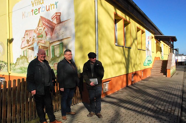 Bild: Fototermin an der Villa Kunterbunt in Sandersleben. Zuvor hatten sich Firmenchef Eckhardt Schr&ouml;der, Jens Diederichs und Peter Frobel (alle drei Freie W&auml;hler) in der Einrichtung die Bedingungen zum Einbau einer Sicherheitsanlage angesehen. Noch in diesem Jahr sollte sie kommen. Die Stadt Arnstein verzichtet jedoch darauf.