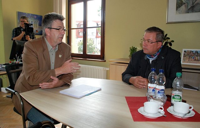 Bild:  Jens Diederichs (rechts) im Gespr&auml;ch mit Hettstedts B&uuml;rgermeister Dirk Fuhlert. Zuvor hatte der Landtagsabgeordnete und Freie W&auml;hler-Kreischef  Listen mit 340 Unterschriften &uuml;berreicht.