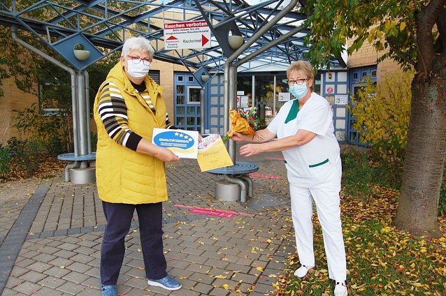 Bild: Frau Kaiser erh&auml;lt Zertifikat 