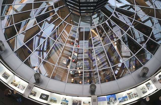 Bild: Blick auf den Bundestag aus der Kuppel des Reichstages