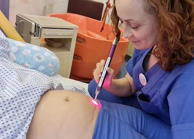 Bild: Seit gut einem halben Jahr verwendet Fach&auml;rztin Sabrina Schli&szlig;ke den Softlaser als zus&auml;tzliches Therapieangebot.