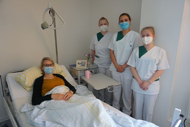 Bild: Azubis am Simulationspatienten