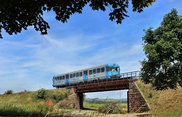 Bild: Info-Triebwagen durchs Wippertal, hier auf der Br&uuml;cke der ehemaligen Trasse der Bergwerksbahn in Richtung Leimbach 