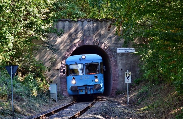 Bild: Info-Triebwagen bei der Durchfahrt des Westportals des 287m langen Rammelburg Tunnels in der N&auml;he des Haltepunktes Friesdorf Ost 